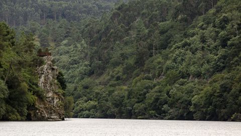 Mirador de O Coto da Pena,sobre el río Miño embalsado en Frieira, Cortegada.