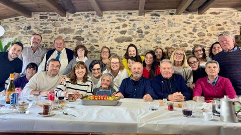Mara Luz Gonzlez (en el centro) durante su fiesta de cumpleaos, rodeada de familiares y amigos