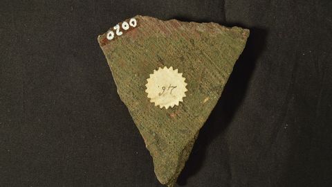 O anaco da camp� do Anll�ns custodiado na Real Academia Galega.