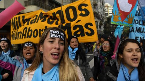 Manifestantes proabortistas y contrarios a la legalizaci�n se manifestaron frente al Parlamento de Buenos Aires durante el debate del proyecto del ley