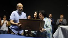 Anta Pea, a la derecha, cuando recogi los restos de su padre en un emotivo acto en Val do Dubra