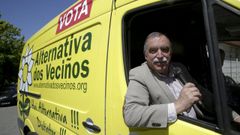 El alcalde de Oleiros, �ngel Garc�a Seoane, en la furgoneta que utiliza para la campa�a
