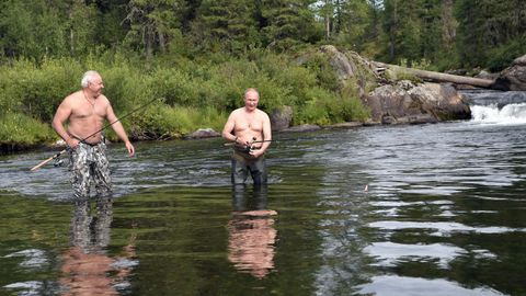 Putin pescando junto al ministro de defensa Sergei Shoigu