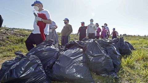 ACTIVIDAD VOZ NATURA EN EL PARQUE NATURAL DE CORRUBEDO, LIMPIEZA DE PLANTAS INVASORAS