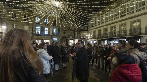 La visita en su punto de partida, la plaza del Toural.