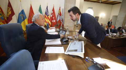 El presidente de la Diputacin de Lugo, Jos Tom, hablando con el portavoz del PP, Antonio Ameijide, antes del pleno provincial