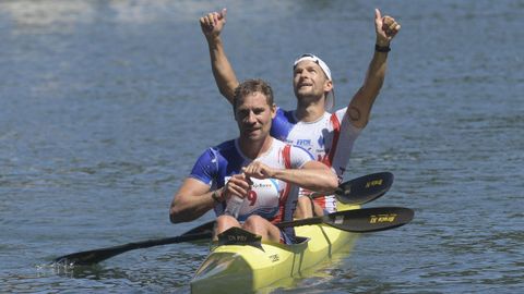 La pareja formada por franceses Quentin Urban y Jeremy Candy, vigentes vencedores del el Sella y campeones en el ltimo Europeo, han vuelto a imponerse al sprint en la 85 edicin del Descenso Internacional del Sella, una prueba en la que han tomado la salida unos 1.100 palistas de 18 pases. y que este ao se ha visto dificultada por el bajo caudal del ro y la bajamar