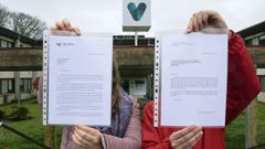 Dos de los j�venes afectados por la suspensi�n de las contrataciones del Rof Codina de Lugo muestran el burofax a trav�s del cual les notificaron la cancelaci�n de sus pr�cticas.