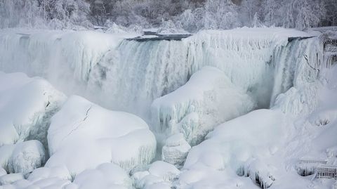 Las famosas cataratas del r�o Ni�gara, entre Estados Unidos y Canad�, est�n parcialmente heladas. 