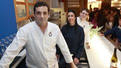 Carlos Pérez (en primer término) reabrió en la calle Campo de Artillería de A Coruña su taberna japonesa Hokuto