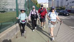 Varios peregrinos caminaban ayer por Caranza, en la primera etapa del Cami�o Ingl�s, destinoa a Neda