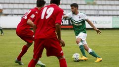 Diego Pel�ez avanza entre varios rivales durante el Racing-Sporting (1-2)