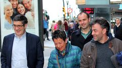 López, a la izquierda, a su llegada al Antiguo Instituto en Gijón