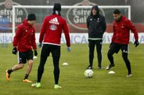 Berizzo siguiendo las evoluciones de sus jugadores en el entrenamiento de ayer. 