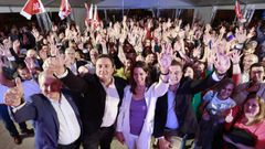 Lara Mndez con Tom, Formoso, Besteiro, su candidatura y el pblico al final del acto