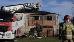 Los bomberos sofocaron un incendio en una casa de Friol.