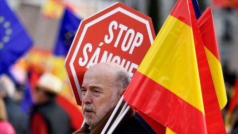 Una manifestante, con un cartel contra el presidente del Gobierno