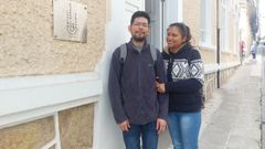 V�ctor y Daysy, retratados este martes a las puertas de la Cocina Econ�mica de Ferrol