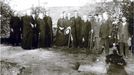 La foto del 21 de abril de 1927. De izquierda a derecha: Jos Mara Penado (prroco y descubridor del monumento en 1914), Manuel Mara Rodrguez Carreira (vecino y trabajador de las excavaciones), Manuel Martnez de Caso-Lpez (chantr de la Catedral), Luis Lpez-Mart (director de las excavaciones y del Museo Diocesano), Plcido-ngel Rey Lemos (obispo de Lugo), ngel Garrote Martn (doctoral), Alfredo Lorenzo Lpez Cornide (beneficiado), Manuel Garca Blanco (vocal de la Comisin de Monumentos), Jos Mara de Santiago Charlof (catedrtico de Latn del Instituto de Lugo), Antonio Milln (secretario de la Diputacin), Indalecio Varela Lenzano (presidente de la Comisin de Monumentos), Manuel Vzquez Seijas (interventor de la Diputacin), Juan Bautista Varela Fernndez (ingeniero de caminos de la Diputacin), Jos Mara Montenegro Soto (vocal de la Comisin de Monumentos), Manuel Amor Meiln (secretario Comisin de Monumentos), Jos Rodrguez Varela (vecino y trabajador de las excavaciones) y en la sombra, haciendo la foto (segn propuesta del investigador Enrique Montenegro) estara Eloy Maquieira (arquitecto municipal). A sus pies, la trampilla para bajar al monumento. archivo de juan ramn surez nez