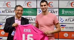 Ra�l Jerez, en la presentaci�n con el presidente del Santiago Futsal Ram�n Garc�a.