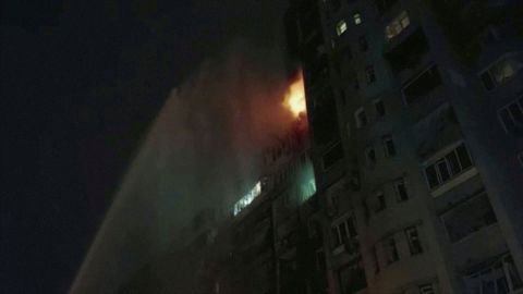 Llamas en un edificio residencial daado en Kiev por el ataque ruso