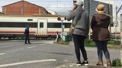 Un tren averiado por la rotura de un pant�grafo en la v�a Monforte-Le�n.