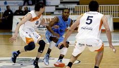Tyrus McGee trata de driblar ante la vigilancia de dos jugadores del Oviedo.