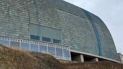 Fachada de la domus, con placas oxidadas y una red cubri�ndola para evitar desprendimientos