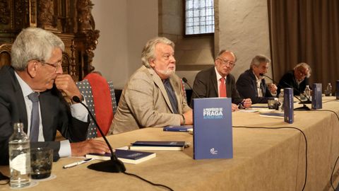 Alfredo Conde, en el centro, durante la presentacin de su libro sobre Fraga