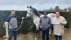 A la izquierda, Ivn Eric, con una de las yeguas de su centro ecuestre, junto a Jorge Lpez, de la Asociacin del Camino en Sarria y Xacobo Prez, de la Asociacin Cabalo Galego, sosteniendo la credencial