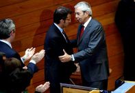 Saludo entre Feijoo y Touri�o en el debate de investidura, el 16 de abril del a�o 2009.
