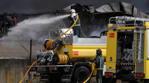 Los bomberos extinguen el incendio declarado en un concesionario de motos del polígono industrial de Silvota