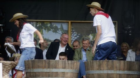 El alcalde de O Savi�ao y el presidente de la Xunta, durante la pisa de uvas de la fiesta