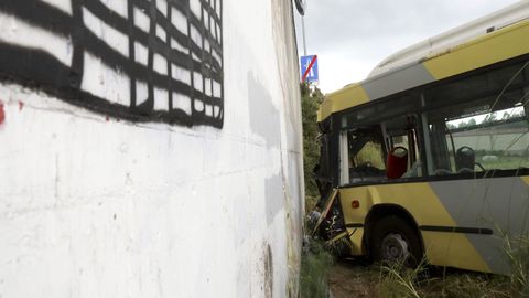El autob�s que se qued� sin frenos en la rotonda del colegio Peleteiro este s�bado.