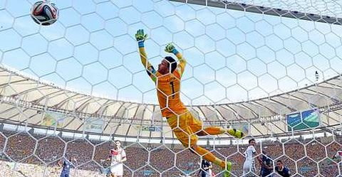 En un estadio de Maracan� abarrotado, el bal�n se cuela en la porter�a de Llor�s tras tocar en el larguero. 