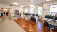 Funcionarias trabajando en los juzgados de Vigo esta semana