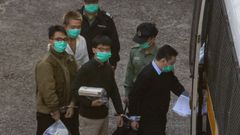 Los activistas,a su salida de prisi�n para abordar el autobus que los llev� al tribunal para conocer su sentencia