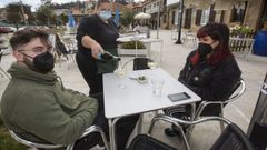 Cumplimiento de normas covid en una terraza de Camari�as