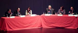 Los integrantes de la mesa de debate de izquierda a derecha, Jos� Ram�n Franco, Jos� Manuel Blanco, Mar�a Meizoso, Andr�s Pena, Maribel Mauriz y Alfonso de Prado. 