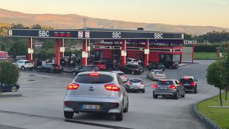 El trabajo fue constante durante toda la jornada en las estaciones de Areas, donde se concentran varios de los surtidores de bajo coste.