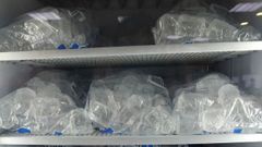 Bolsas de hielo en una estanter�a en una foto de archivo