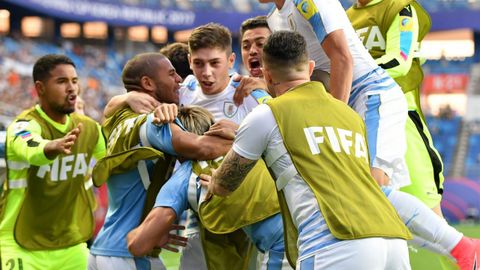 Los jugadores de la seleccin uruguaya sub-20 festejan con Fede Valverde su gol en cuartos de final del Mundial de la categora. 