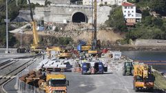 Trabajos en tierra para construir el viaducto. Maquinaria y operarios trabajaban ayer en las obras del puente que unir el cerramiento norte del puerto y el tnel de A Graa.