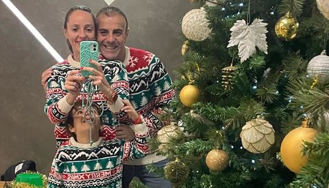 Marta y Jaume con su hijo, en una imagen de las pasadas Navidades.