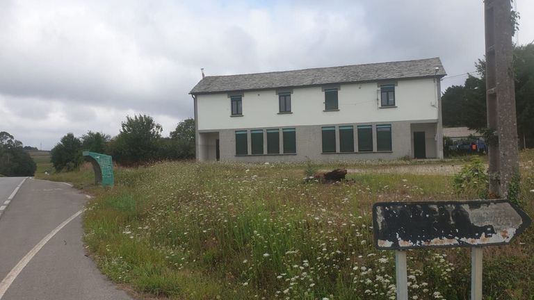 Edificio de la antigua escuela de Creente (Pastoriza),  que est� situada junto a la carretera LU-122 y que se restaur� para viviendas. Una est� habitada, y la otra lo estar� pr�ximamente