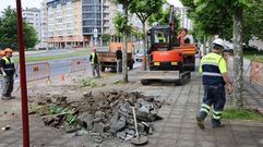Operarios de Emafesa trabajando este jueves en el punto de la avenida de Esteiro donde se produjo la rotura de la tuber�a.