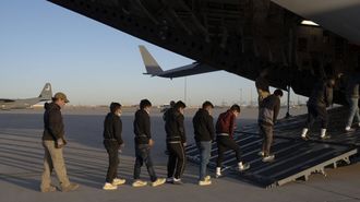 Un grupo de migrantes suben a un avión en El Paso (Texas) para ser deportados a Colombia
