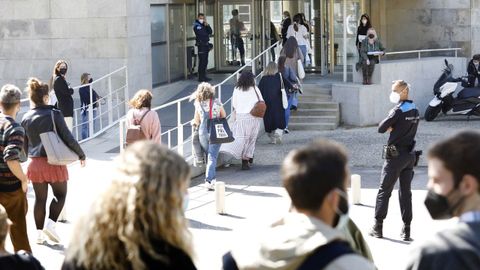 Aspirantes accediendo a las pruebas del mir en la Facultade de Econmicas del Campus Universitario de Vigo