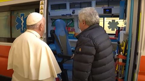 El papa bendice la ambulancia que se dirige a Ucrania