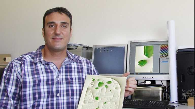 Rub&eacute;n Lucas posa con el cartel que hizo para la Festa do Pemento de Arnoia